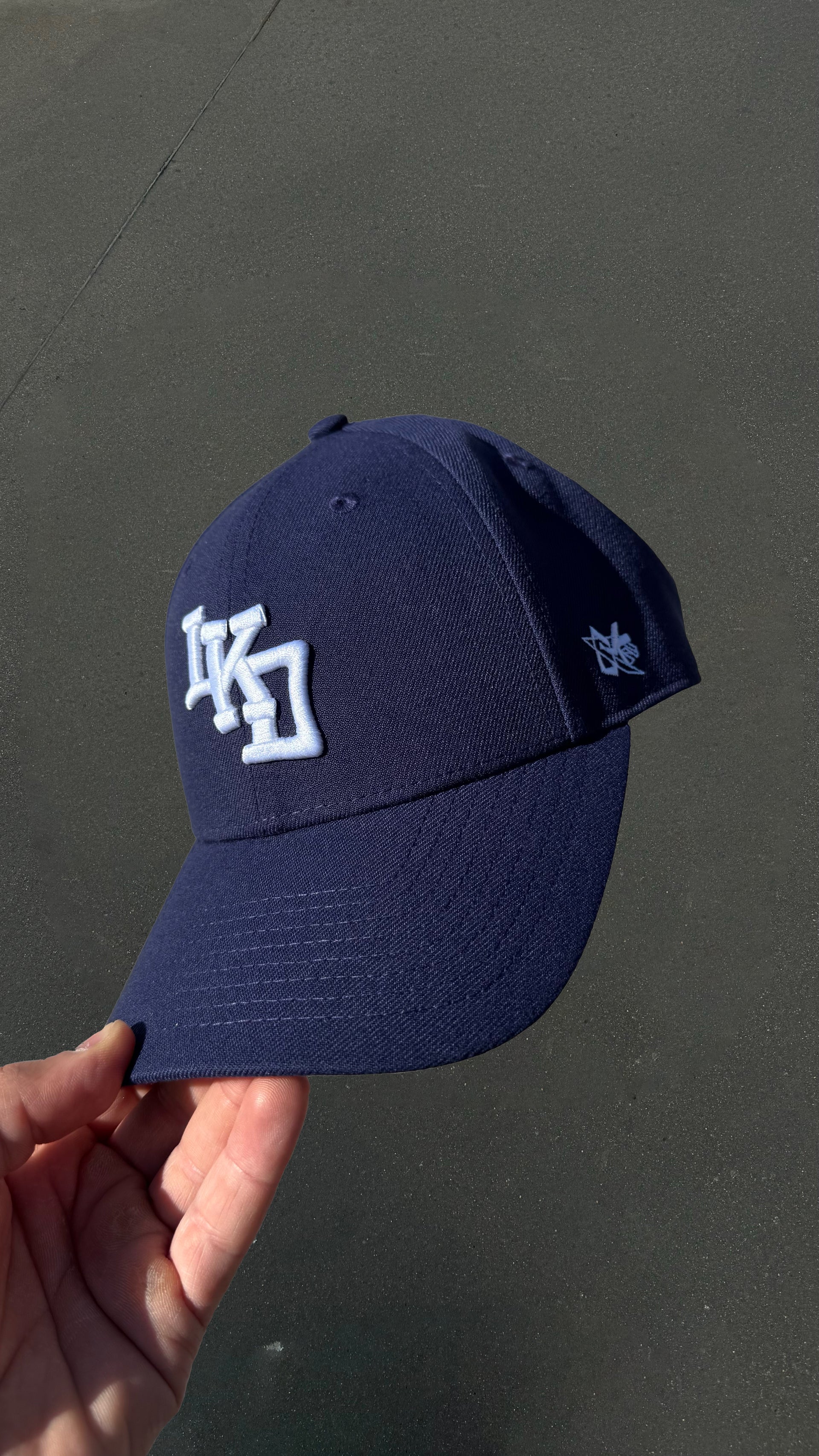 Casquette navy LOCKD ajustable – logo brodé blanc streetwear