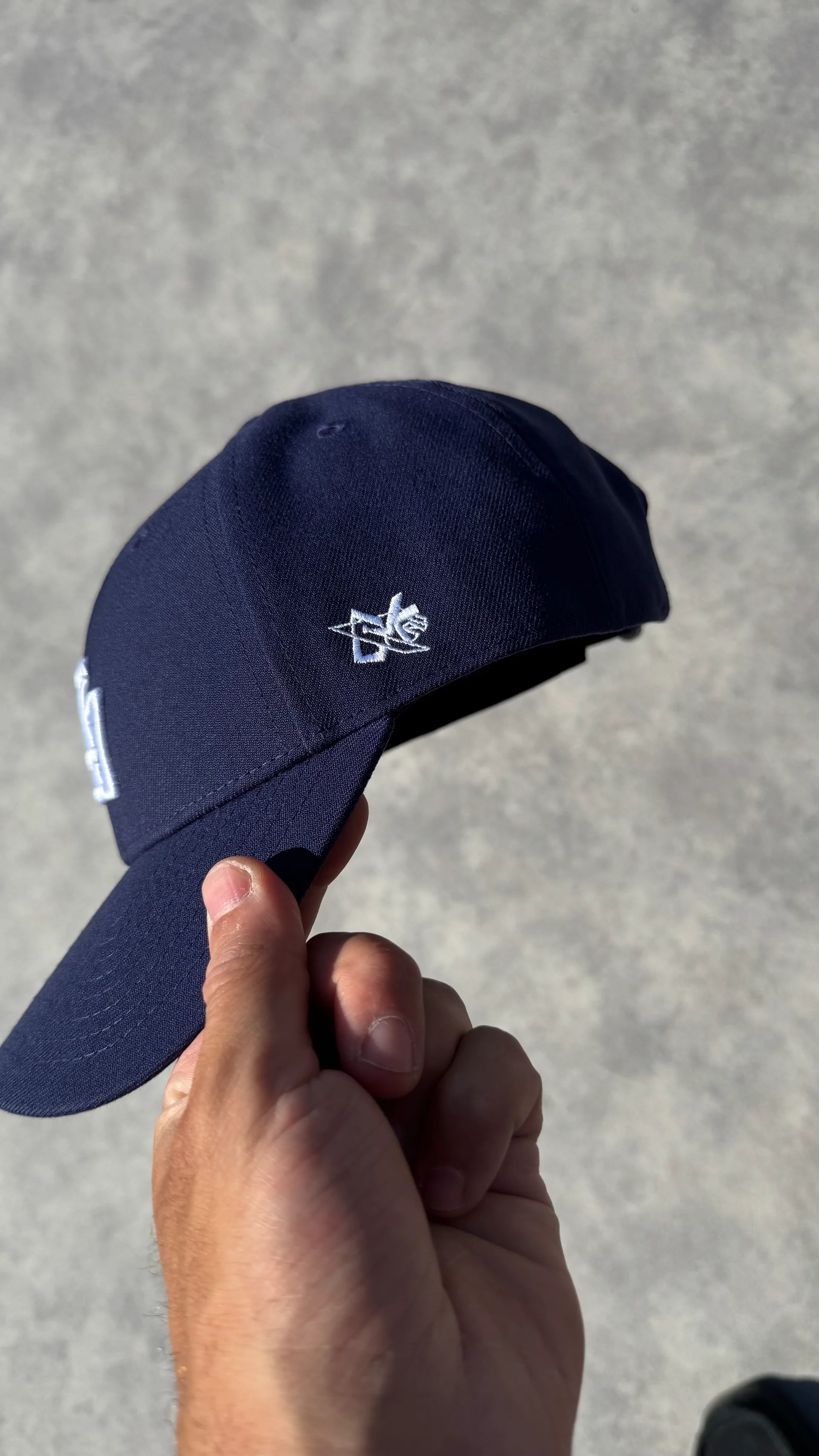 Casquette bleu marine LOCKD – détail broderie latérale