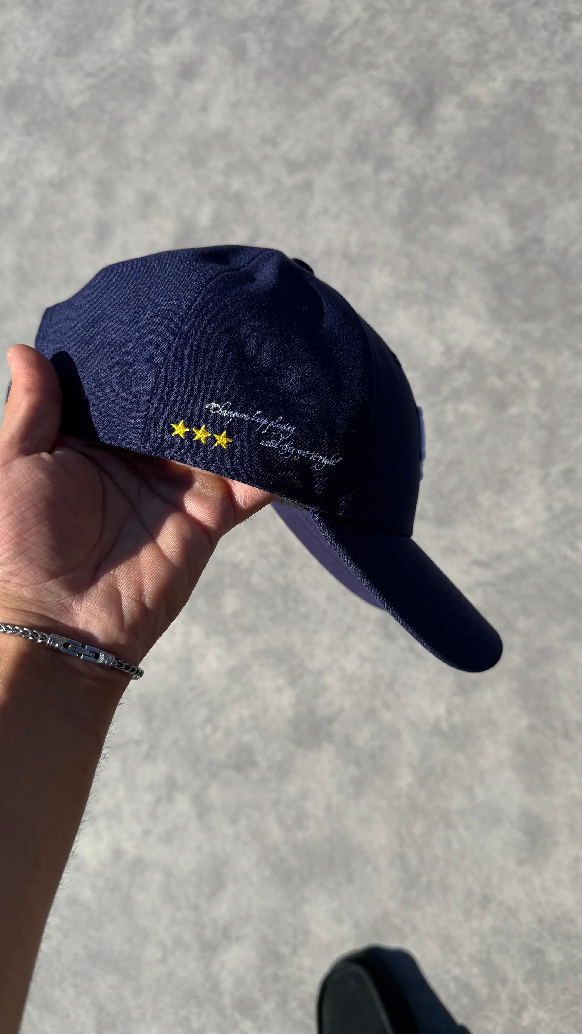 Casquette streetwear LOCKD navy – détail broderie étoiles jaunes