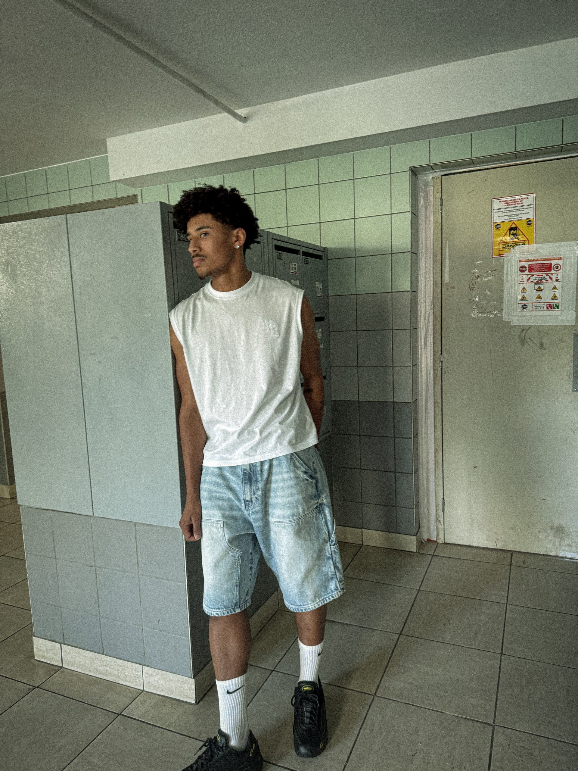 Tank top oversize blanc LOCKD porté par mannequin homme