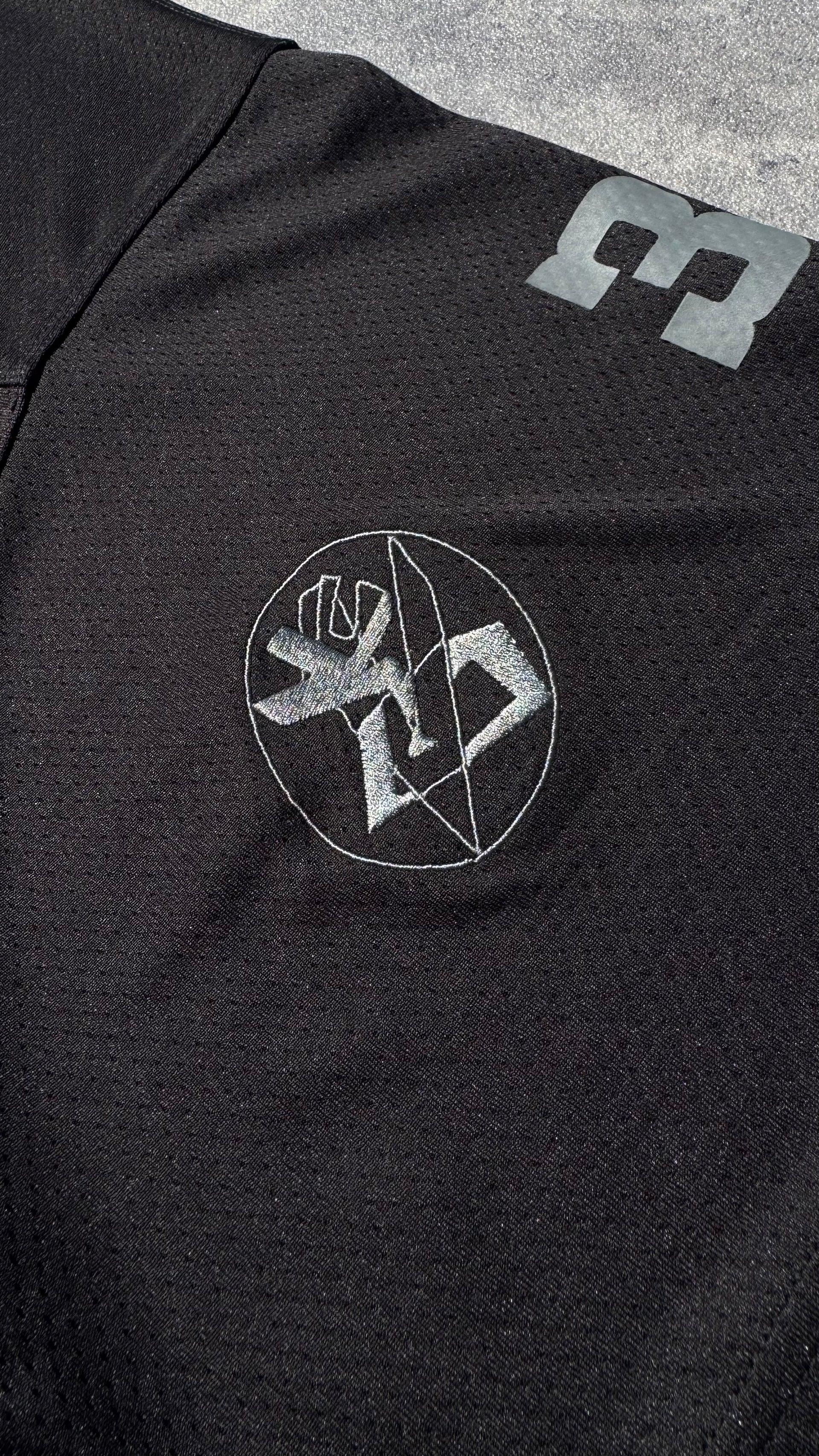 Détail logo brodé LOCKD – maillot oversize noir streetwear