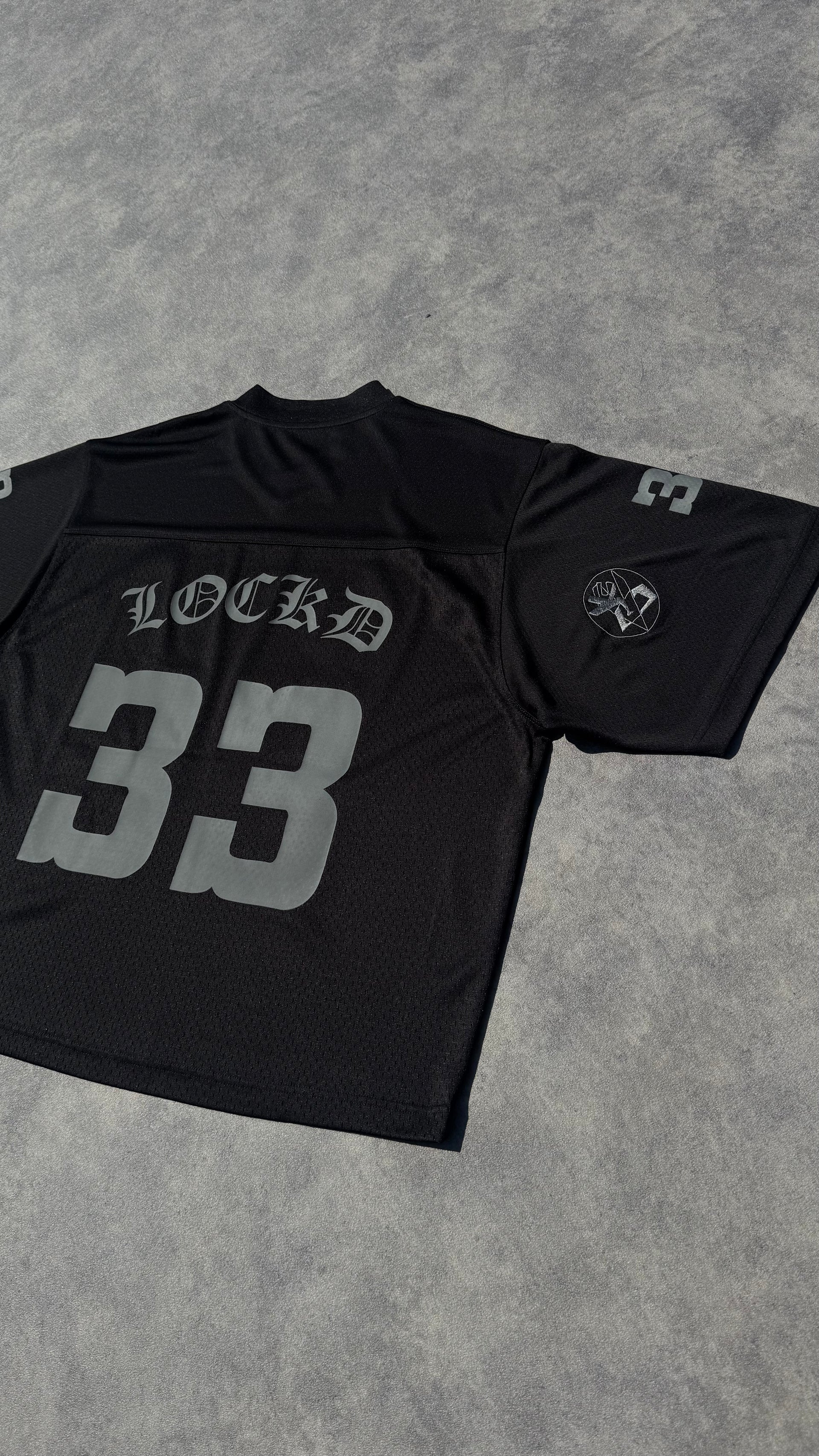 Détail manche 33 – maillot oversize noir football LOCKD