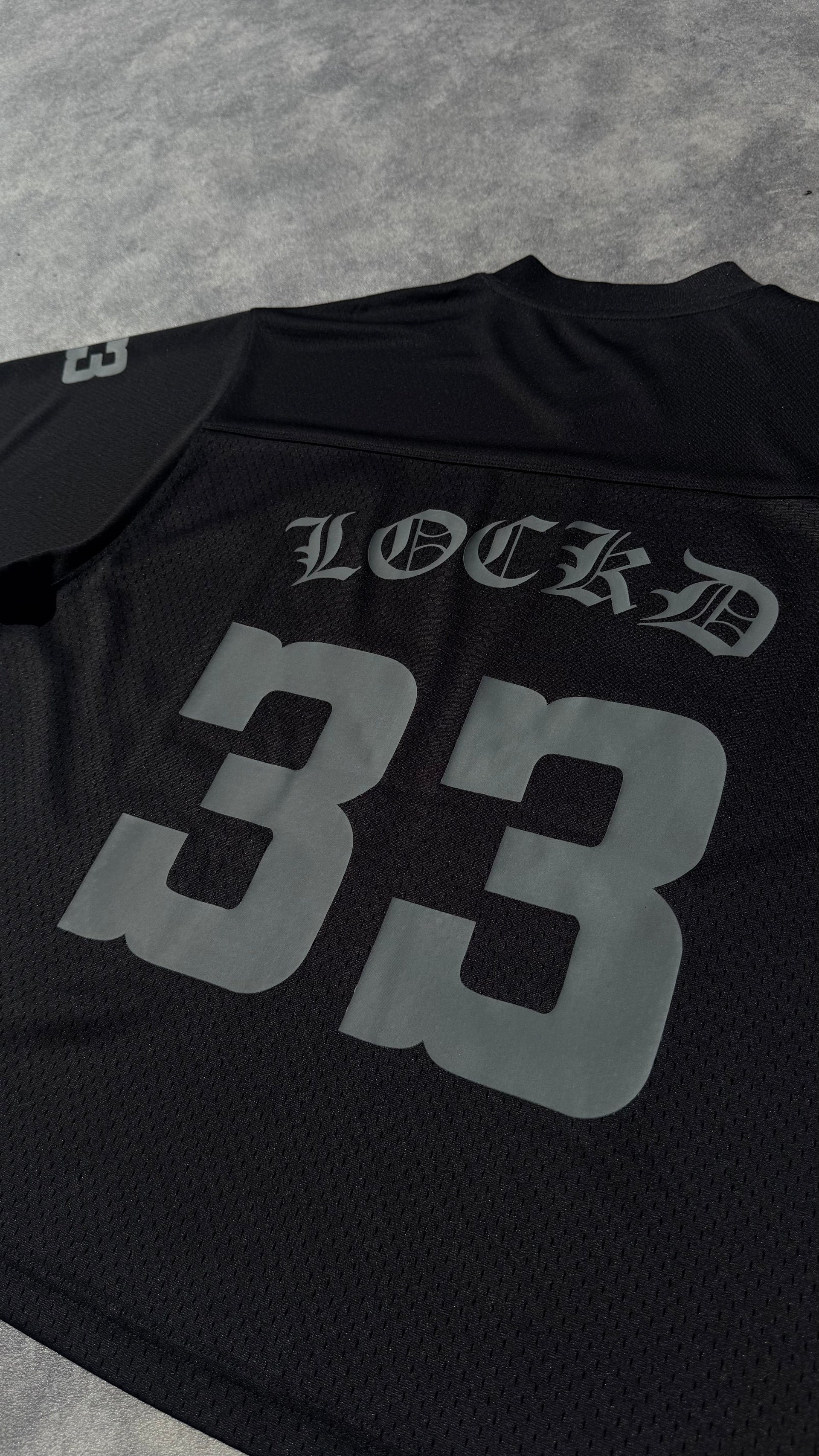 Détail marquage 33 – maillot oversize noir football LOCKD